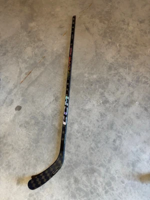 Bauer Elite hockeyklubba svart - Säljer dessa två klubborna, en ccm trigger 9 och en flylite. Passar sig som är runt 175 typ båda har 65 i flex o p29 och p92 böj, säljer båda för 1500kr st eller båda för 2,5 