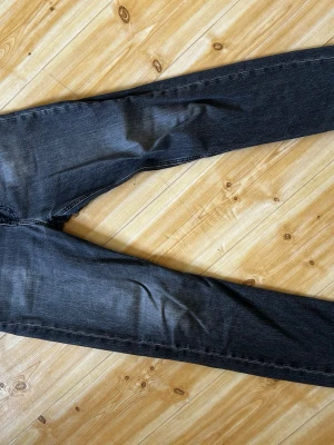 Lee West jeans  - Säljer ett par grå/svarta Lee jeans i modellen West. Storlek 32,34 och är använda en del.