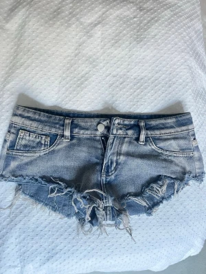 snygga jeansshorts - skit snygga jeans short som är ripped och jätte lowaist! as snyggt för sommaren 💖💖💖