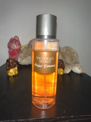 Victoria's Secret Amber Romance mist - Fräsch body mist från Victoria's Secret i doften Amber Romance. Rymmer 250 ml och är perfekt för dig som gillar varma, söta dofter.