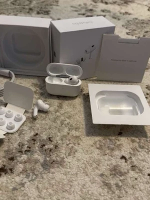 Apple AirPods Pro 3  (Äkta) - Säljer ett par vita Apple AirPods Pro med laddningsetui. De har en stilren och kompakt design med silikonproppar för bra passform. Perfekta för musik, samtal och träning. Levereras i originalförpackning.