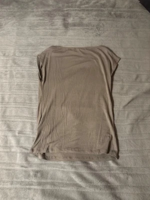 Grön  topp från Lager 157 - En enkel och stilren grön topp från Lager 157. Modellen är rak med korta ärmar och rund halsringning. Perfekt att matcha med jeans eller kjol för en clean look.