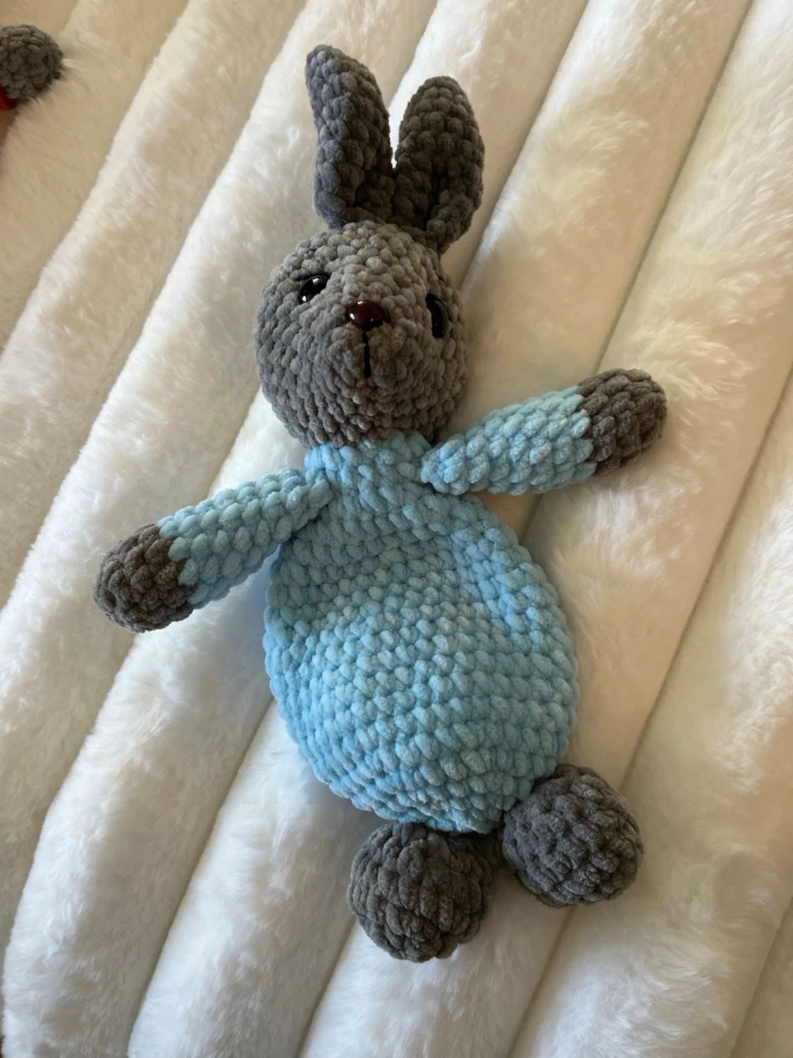 Grå kanin snuggle med baby blå klädsel - 3