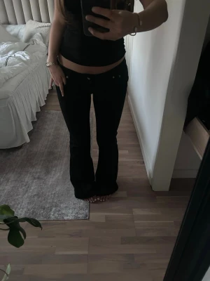 Svarta bootcut jeans med låg midja - Säljer ett par svarta jeans med låg midja från lager 157, dessutom är de använda endast en gång och de är slutsålda just nu! Fråga om du undrar något💕