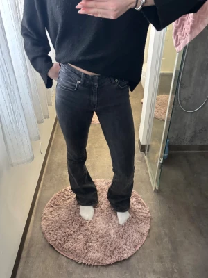 Svarta bootcut jeans med stretch - Snygga svarta bootcut jeans med klassisk femficksdesign och stretchigt material. de är lite slitna längst ner men annars bra skick. 
