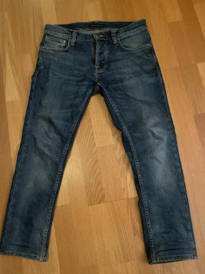 Nudie Grim Tim - Nudie Grim Tim i bra skick | Storlek 29/32 uppsydda och passar dig 160-175cm | Skriv vid funderingar och skicka gärna bud!   MÅTT : Längd: 92cm, Midja 41cm, Benöppning 17cm
