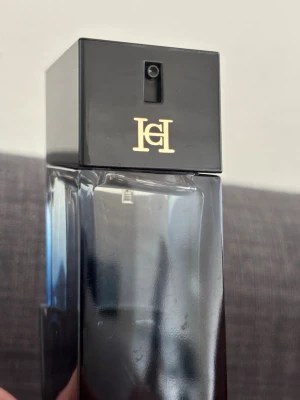 Carolina Herrera Bad Boy parfym 100ml - Cool parfym från Carolina Herrera i en unik blixtformad flaska. Flaskan är svart med en modern design och har CH-loggan i guld på sprayhuvudet. Perfekt för dig som gillar snygga detaljer och vill sticka ut med din doft.