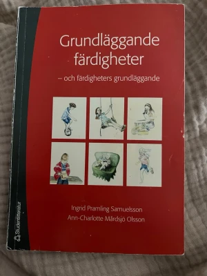 Grundläggande färdigheter bok - Säljer kursboken 'Grundläggande färdigheter – och färdigheters grundläggande' av Ingrid Pramling Samuelsson och Ann-Charlotte Mårdsjö Olsson. Boken har röd framsida med illustrationer och är tryckt på vanligt papper. Perfekt för dig som pluggar pedagogik eller lärarutbildning.