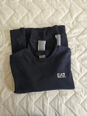 Svart EA7 hoodie med vita ränder - Testad nångång som ny, L men passar m också