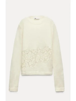Vit stickad tröja med spets från Zara - Supersöt vit stickad tröja från Zara med lång ärm och rund hals. Tröjan har fin blommig spets. Inte mina bilder!, men har absolut egna bilder ifall det behövs och det är exakt samma tröja som på bilden 💝💝skriv vid funderingar🩵 säljer pågrund av den inte kommer till användning🩵