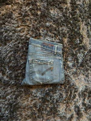 Dondup Jeans - Ljusblå slim/skinny jeans från Dondup med lagade slitningar. 32/32 midja 44cm ytterbenlängd 104cm. Modellen är 72kg 183cm. Finns en liten fläck på ena benet men inget som syns vid användning(se sista bild).