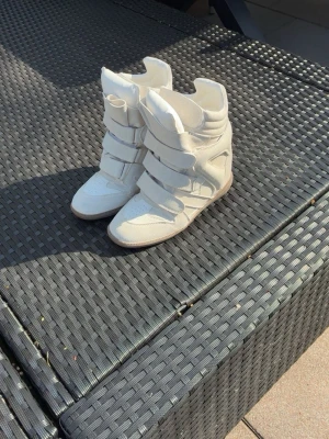 Liknande isabel marant skor - Säljer nu mina fejk isabel marants eftersom de tyvärr inte används. Dem är bara använda ett par gånger och är i väldigt bra skick💞 pris går absolut att diskuteras men kanske inte mindre än 1000kr🩷