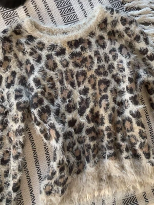 Leopard stickad tröja - Leopard stickad tröja storlek s💗