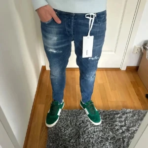 Dondup goerge - Ett par trendiga dondup goerge som jag säljer, väldigt fin passform och fina trendiga detaljer. priset ör ej hugget i sten. Dom har en liten deffekt vid yttre låret som knappt syns och enkelt att fixa, vid funderingar bara och skriva