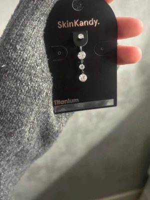 Skin kandy navel piercing, från Australien helt ny köpte den för $60. Inte använd. Titanium material. - Skin kandy navel piercing, från Australien helt ny köpte den för $60. Inte använd. Titanium material.