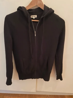 Soft Goat kashmir zip tröja - Svart hoodie från Soft Goat i 100% kashmir med dragkedja framtill, två fickor och justerbar huva. Klassisk passform, inga hål, inte nopprig och är i super skick.