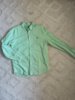 Ralph Lauren Skjorta – Grön - Ralph Lauren Skjorta – Grön 👔 Storlek: M 💚 Färg: Grön 🔄 Skick: 8/10 – använd men i fint skick 💎 Märke: Polo Ralph Lauren