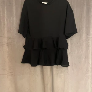 snygg volang tshirt - det står att det är storlek XS men skulle söga att den är M då den är oversized! aldrig använd.