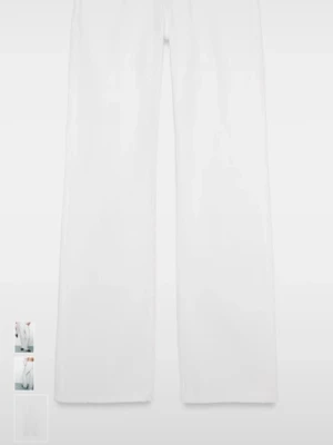 Vita lågmidjade jeans - Vita lågmidjade jeans från Zara! Köptes här på plick helt nya för 650kr och jag testade endast de☺️ Ej någon prislapp kvar🫶🏼