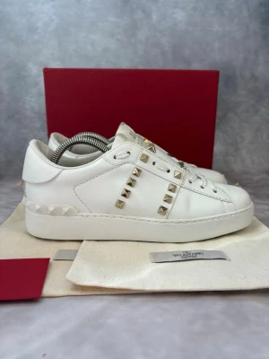 Valentino Rockstud Skor - Stl 37,5 Nytt Skick - Fina Valentino skor i vitt, perfekt till våren och sommaren! 🌷🏖️ | Nytt skick: 9,8/10 | Storlek: 37,5  | Ingår: Skorna, Skoboxen och Dustbags | Nypris: Ca 5500kr | Självklart äkta. Hör av dig vid frågor // Galgen 🫡
