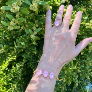 Set ring armband  - Set Ring och Armband i guldpläterad mässing med kristaller. Kristaller Oval 14mm, Färg Powder Rose De Lite. Ställbar storlek. De senare bilderna andra armband som finns i lager. Jag skickar endast spårbart, samfraktar. Fast pris. Besök gärna mina övriga annonser.  Till mina smycken använder jag kristaller från Preciosa, Aurora och Swarowski.