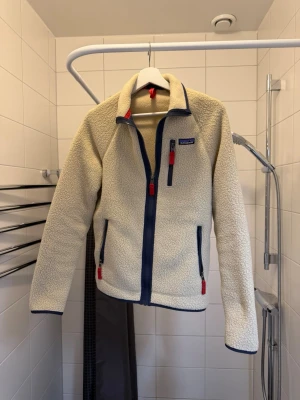Patagonia fleece  - Säljer ni denna fleecetröja från Patagonia i storlek S. Skicket är nyskick. nypris 1800kr mitt pris 999 perfekt till våren och sommarkvällar 