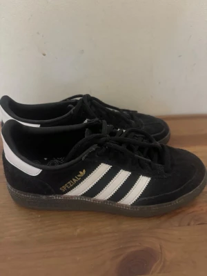 Adidas Spezial svarta sneakers - Svarta Adidas Spezial sneakers. Använd endast två gånger av mig.