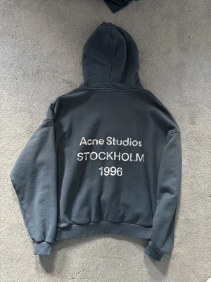 Acne studios hoodie  - Säljer denna sjukt feta acne studios hoodien i färgen marinblå storlek S. Hör av er vid eventuella frågor !!! 