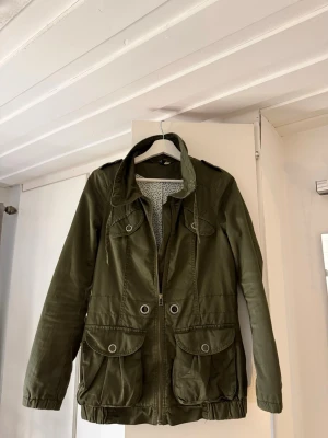Militärgrön parkajacka  - Militärgrön jacka köpt second hand och är i fint skick🌺🌺