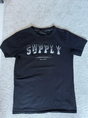 Supply&Demand T-Shirt - svart supply&demand tshirt i storlek XS passar S perfekt oxå. Bra skick!