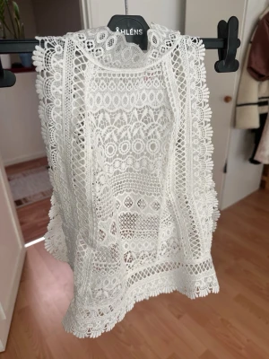 Vit embroidered  top - Open back and sides