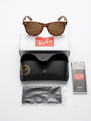 Bruna Ray-Ban solglasögon - Säljer ett par snygga Ray-Ban solglasögon med leopardmönstrad båge och bruna glas. Klassisk form som passar till många stilar. Medföljer originalfodral, putsduk och Ray-Ban förpackning.