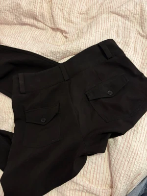 Low waist kostymbyxor - Kostymbyxor från Gina tricot i storlek S. Skriv för fler bilder eller frågor.