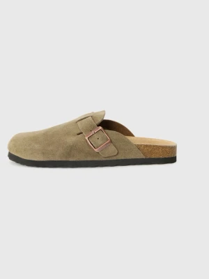 Beige  mockatofflor med spänne - Snygga tofflor i beige mocka med en bred rem och metallspänne på ovansidan. De har en öppen häl och svart sula i gummi samt innersula i kork för extra komfort. Perfekta för en chill och avslappnad stil hemma eller på språng.