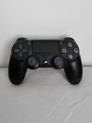 Sony PS4 kontroll V2 - Kontrollen fungerar som den ska utan stick drift eller liknande. Upphämtning i Stockholm prioriteras.