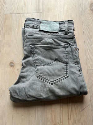 Jacob Cohën Jeans - Säljer nu dessa snygga Jacob Cohën jeans!  Den har färgen ljusgrå, och har en snygg wash, vilket ger en riktigt stilig look till sommaren!  Storleken är 30, men jag skulle säga att den passar som 31. Passformen 622, och sitter  som slim.  Skicket är 9/10, inte helt ny, men inga defekter!  Nypriset är 4999kr❌ Mitt pris är 1299 kr✅  Om du har några frågor eller funderingar är det bara att fråga, och priset är inte hugget i sten!🤝🤗