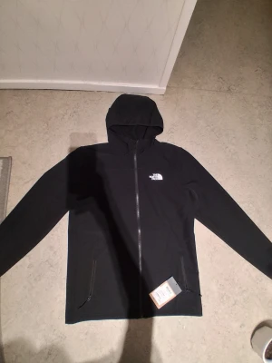 North face jacka tunn - Helt ny The north face jacka tunn och jättebekväm  Storlek S men passar M också. UTAN Prislappen, För endast 699kr kostar 1100kr i butiker. Har ni funderingar eller är intresserad skriv till mig.