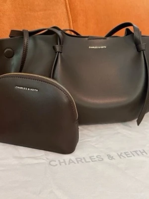 Mörkbrun handväska Charles & Keith - Snygg handväska från Charles & Keith i färgen ’dark moss’. Påsen följer med och kvitto finns kvar 