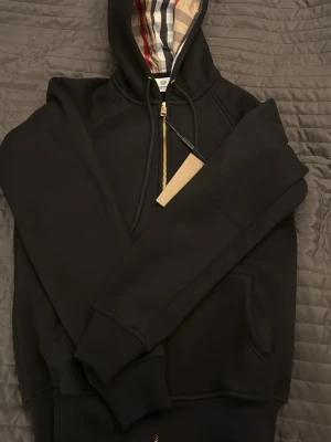 Burberry kofta  - Helt oanvänd svart burberry kofta med zip.