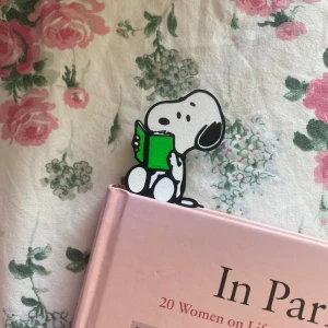 Snoopy bokmärke  - Snoopy’s favorite reading spot. 📖💚 This adorable bookmark keeps your place while Snoopy gets lost in a good story. The perfect little companion for book lovers, cozy reading days, and anyone who believes every adventure begins with turning the page! #snoopy #book #whimsical #whimsy #trinket #anime #kpop #victoriassecret #sonnyangel #smiski #figur