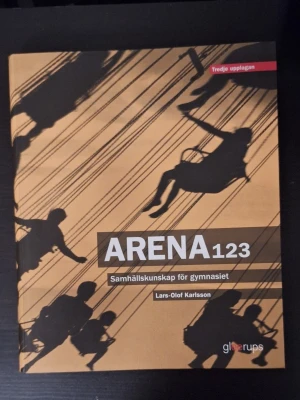 Arena 123 Samhällskunskap för gymnasiet - Arena 123 är en kursbok i samhällskunskap för gymnasiet, skriven av Lars-Olof Karlsson. Boken har ett omslag i beige och svart med siluetter av personer i karusell. Tredje upplagan, utgiven av Gleerups. Perfekt för dig som pluggar samhällskunskap. Nypris: 1000 kr
