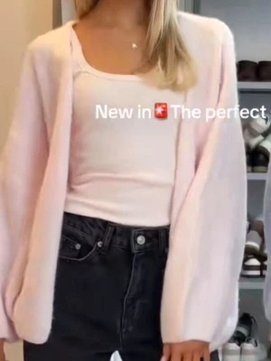 Ljusrosa fluffig kofta - Supersöt ljusrosa kofta med ballongärmar och öppen front. Koftan har en mjuk och fluffig känsla, perfekt att slänga över ett linne eller t-shirt. Passar till både jeans och kjol för en chill look.