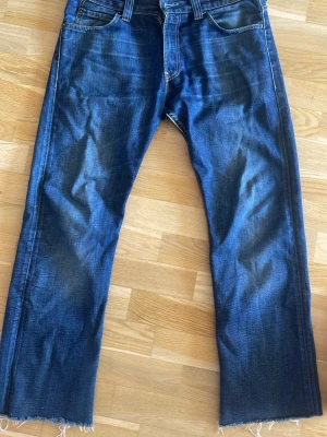 Levis 506 - Tja, säljer ett par eftersökta Levis jeans. Jeansen har storlek 32/32 men eftersom de är klippta och sitter tajt i midjan så är de mer 30/30. Jeansen är i bra skick även om de har blivit använda. Hör av dig om du har några funderingar! 🙌