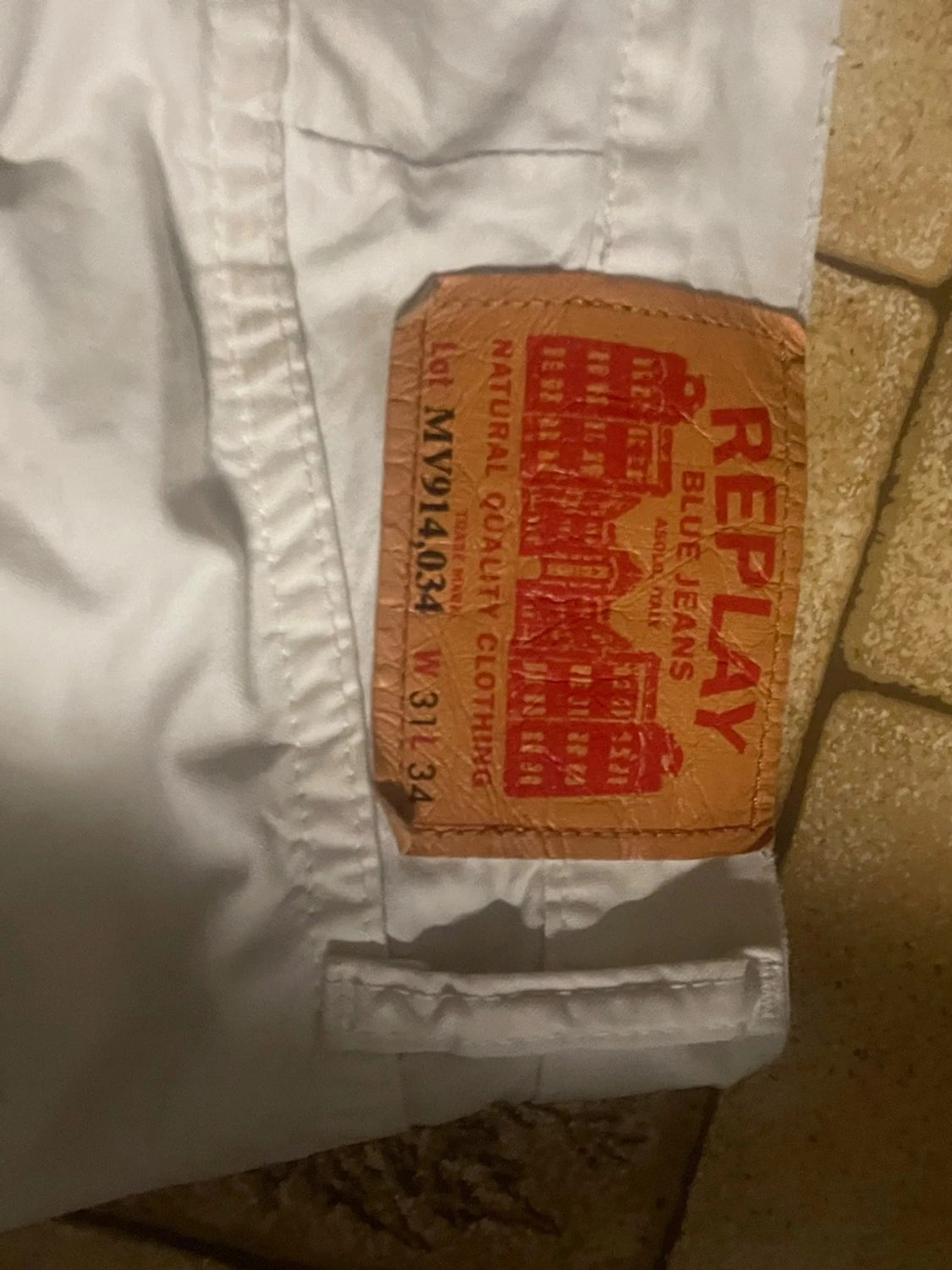 Ett par vita Replay Jeans - 2