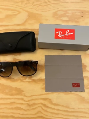 Rayban boyfrien - Hej! Säljer nu mina rayband boyfriend som är i jättefint skick och finns inget täcken på andvändning. Allt ingår som box putsduk mm. Pris går att diskutera vid snabb och smidig affär. Mvh!