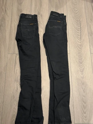 Svarta slim fit jeans Nudie Jeans - Två par svarta jeans nudie, för endast 450kr. Båda jeansen är w26