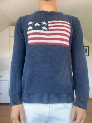 Mörkblå stickad tröja - Mörkblå stickad tröja från Selected Homme tillverkad i 100% bomull. Strl S. Inga defekter. Modellen är 178 cm och väger 77 kg. Hör gärna av dig vid frågor!