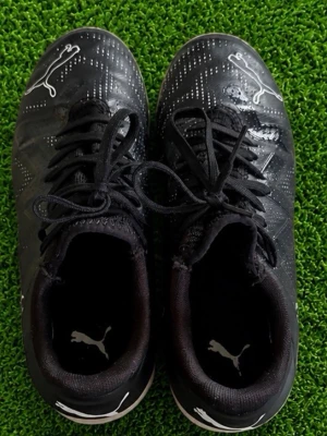 Svarta Puma fotbollsskor inomhus - Säljer ett par svarta inomhusfotbollsskor från Puma stl 36