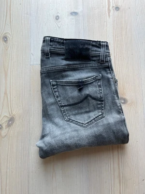 Jacob Cohën Jeans - Säljer nu dessa snygga Jacob Cohën jeans!  Den är i färgen grå, och har en snygg wash.   Storleken är 31, och jag skulle säga att den sitter som det också, alltså är den true-to-size. Passformen är 622 comfort, och som man ser på bilderna så sitter den slim.  Skicket är 9/10, använda några gånger, men fortfarande otroligt fint skick och utan fläckar.  Nypriset är 4999 kr❌ Mitt pris är 1299 kr✅  Om du har några frågor eller funderingar är det bara att fråga, och priset är inte hugget i sten!🤝🤗