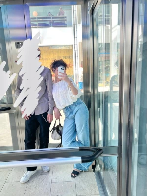 Ljusblåa baggy jeans med hög midja - Säljer ett par ljusblåa baggy jeans med hög midja och raka, vida ben. Jeansen har klassiska fem fickor och är gjorda i denim. Perfekta för en avslappnad och trendig look.